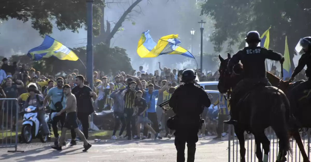 La policía reprimió a los hinchas de Central en las afueras del Gigante de Arroyito