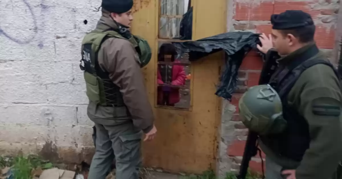 Rescatan a una menor y a un perro que estaban solos, encerrados en una vivienda de Rosario