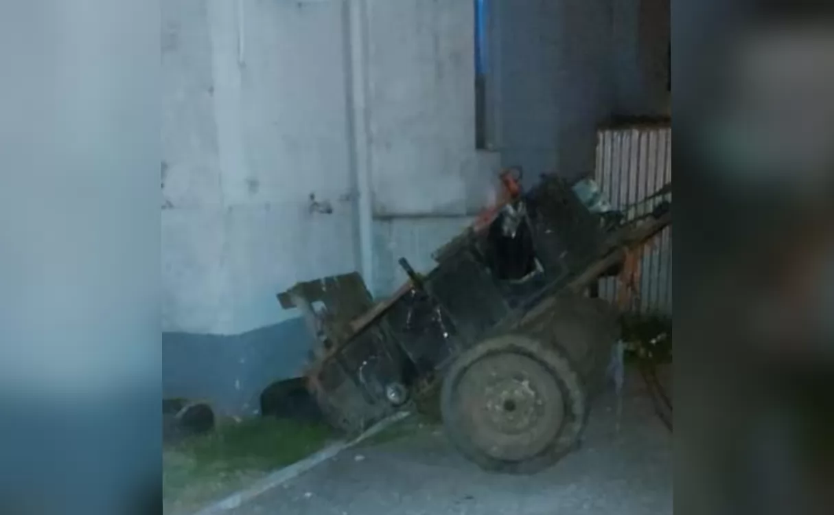 Dos hombres en carro robaron un caño de seis metros de una obra pública en Bermúdez