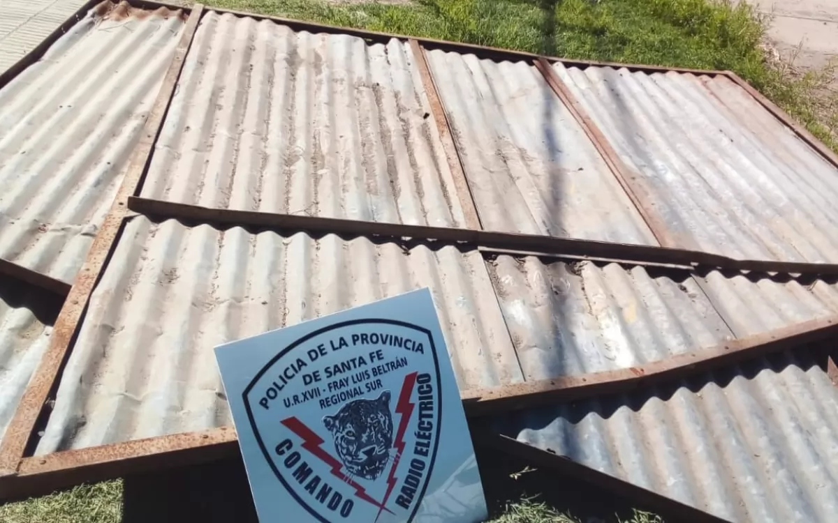 Entre cinco robaron tres portones de chapa: una joven quedó detenida 