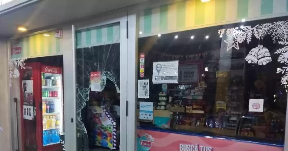 Por unos puchos y talco: rompieron el frente de un kiosco para robar y fueron detenidos