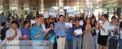 Granadero Baigorria: Ayuda para micro emprendedores y entrega de certificados.