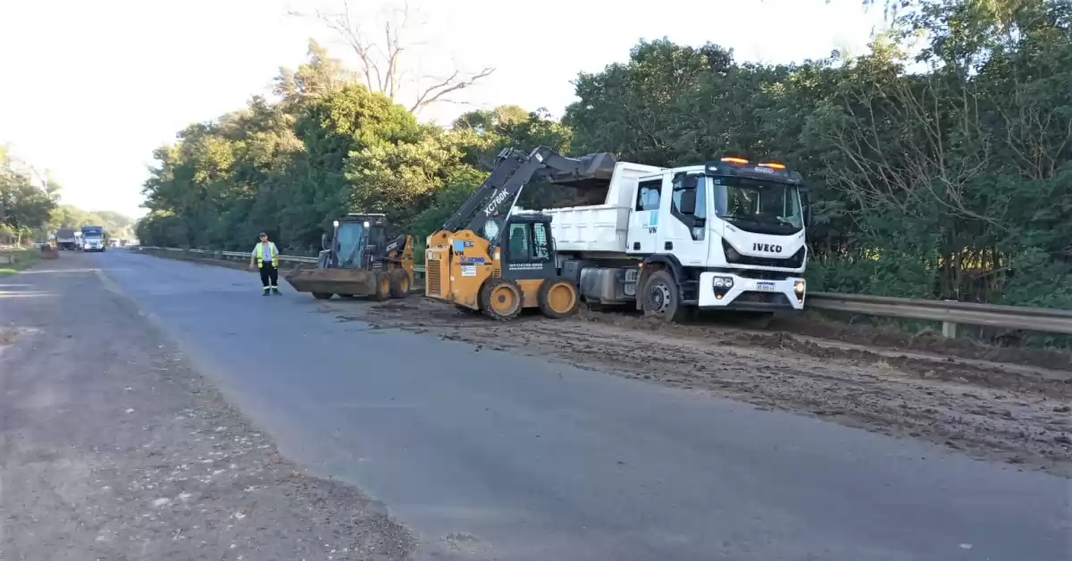 Realizan obras en las banquinas de Ruta 11 entre La Ribera y Timbúes