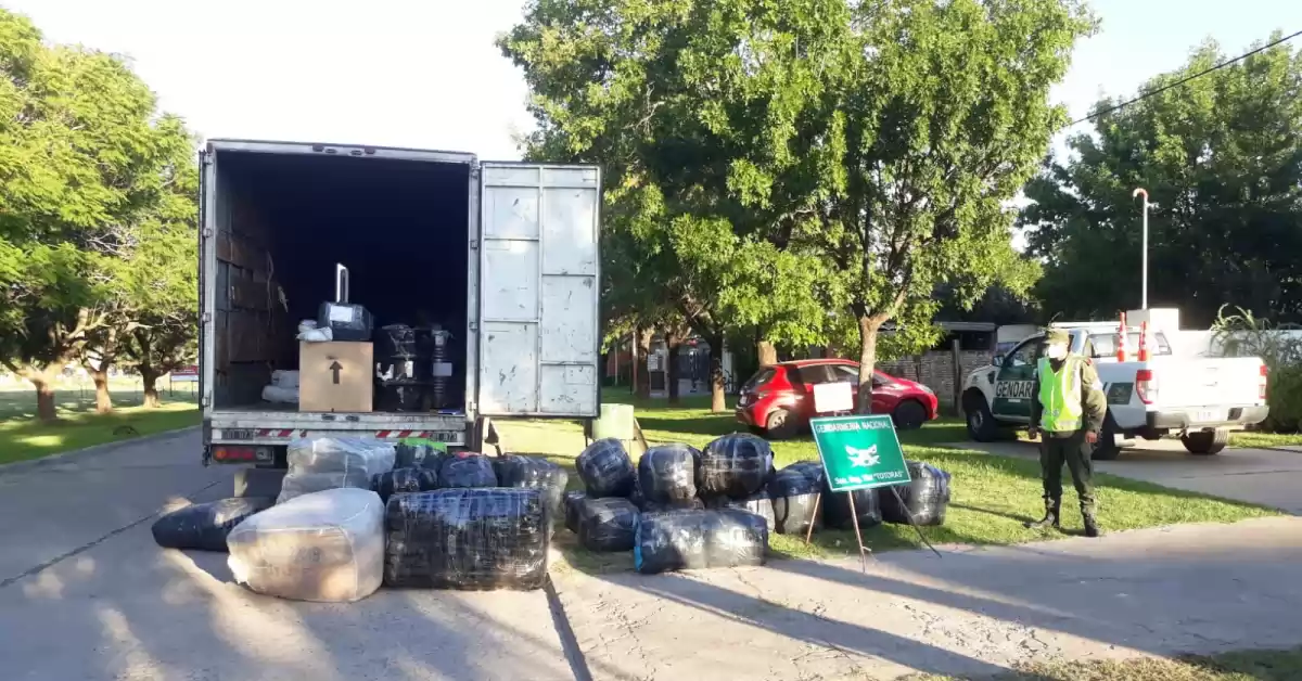 Secuestraron 500 kilos de hojas de coca y 360 pares de zapatillas transportadas ilegalmente
