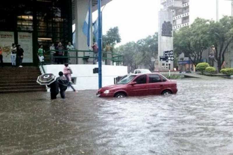 Barrios inundados y clases suspendidas en Santa Fe por el fuerte temporal