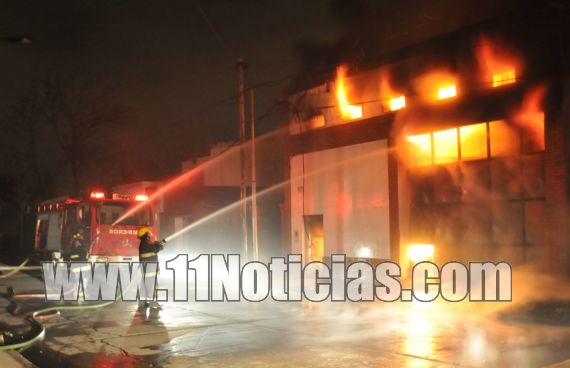 San Lorenzo: Se incendia depósito de pinturas de Subotin