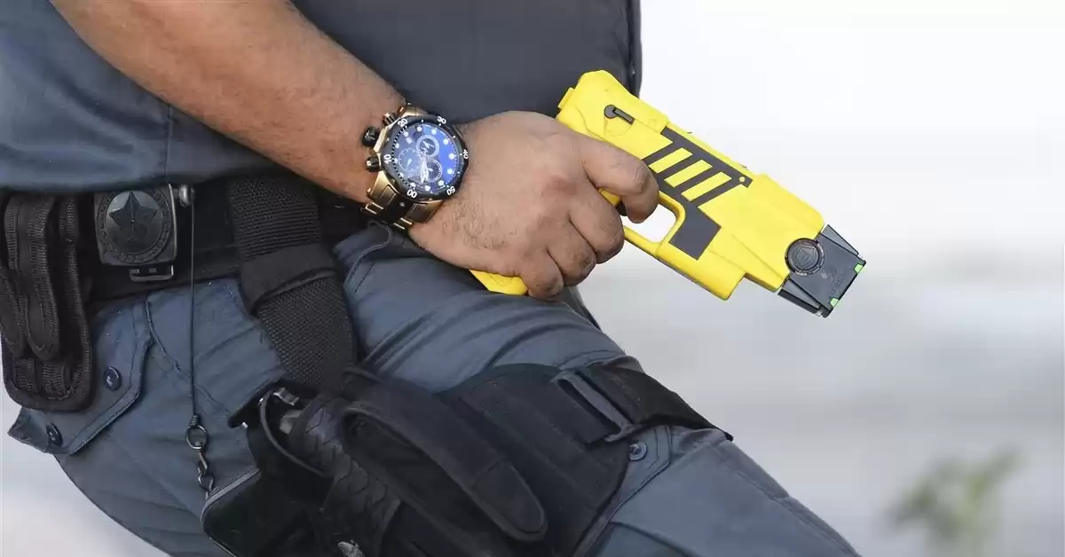 Bullrich ensaya aplicar las pistolas taser en las estaciones de trenes 