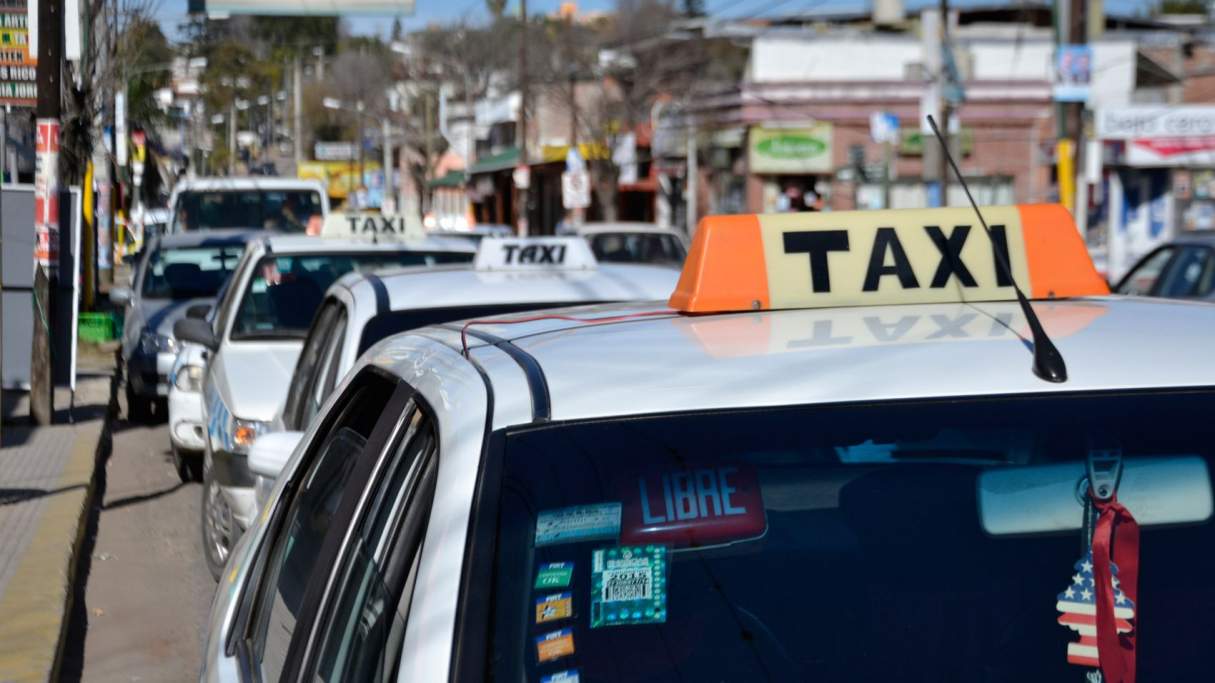 Taxistas acorralaron a dos presuntos delincuentes y recibieron una apedreada