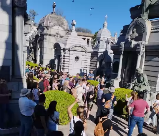 Nueva visita guiada al cementerio El Salvador con la colectividad croata