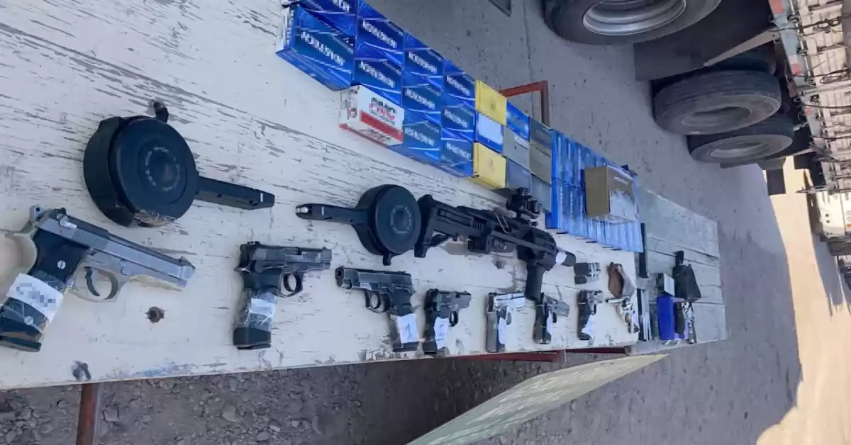 Transportaba armas de guerra en el acoplado de un camión de cargas