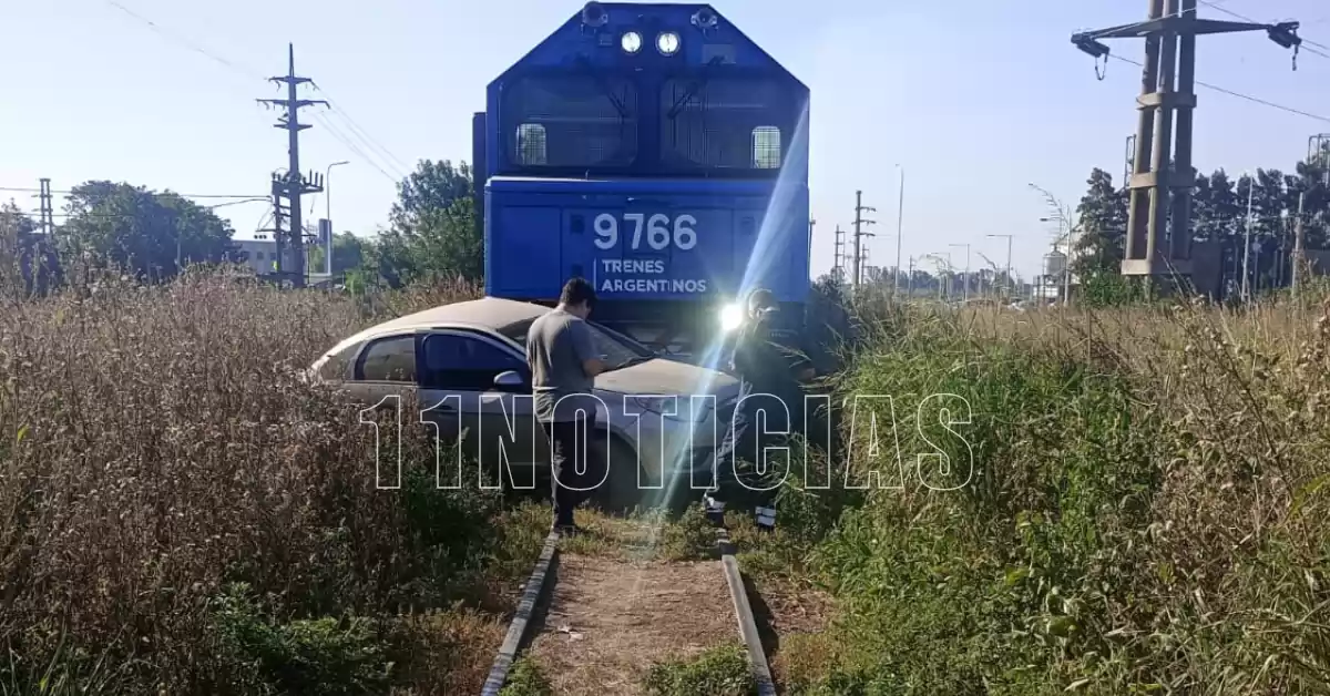San Lorenzo: un auto y un tren chocaron en Ruta 10, a metros del Acceso Norte