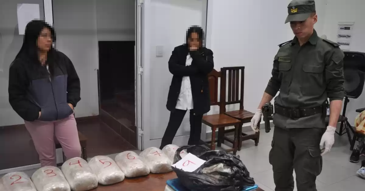 Detuvieron a tres pasajeros que viajaban con marihuana, cocaína y armas de fuego