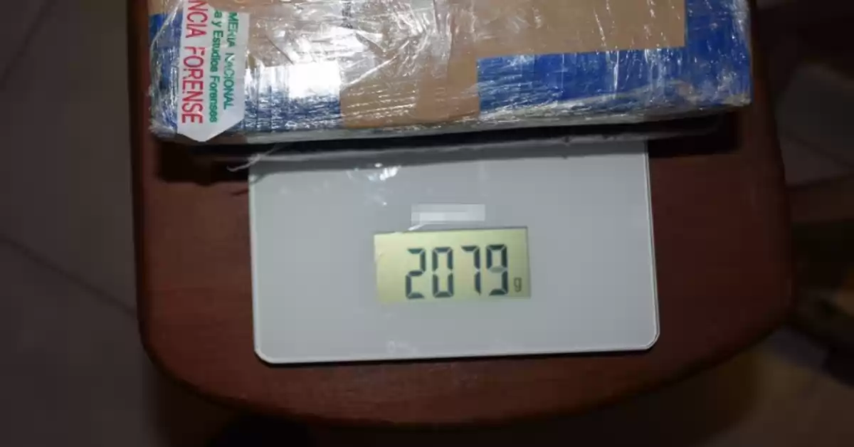 Una pasajera llevaba adosado a sus piernas paquetes con dos kilos de cocaína