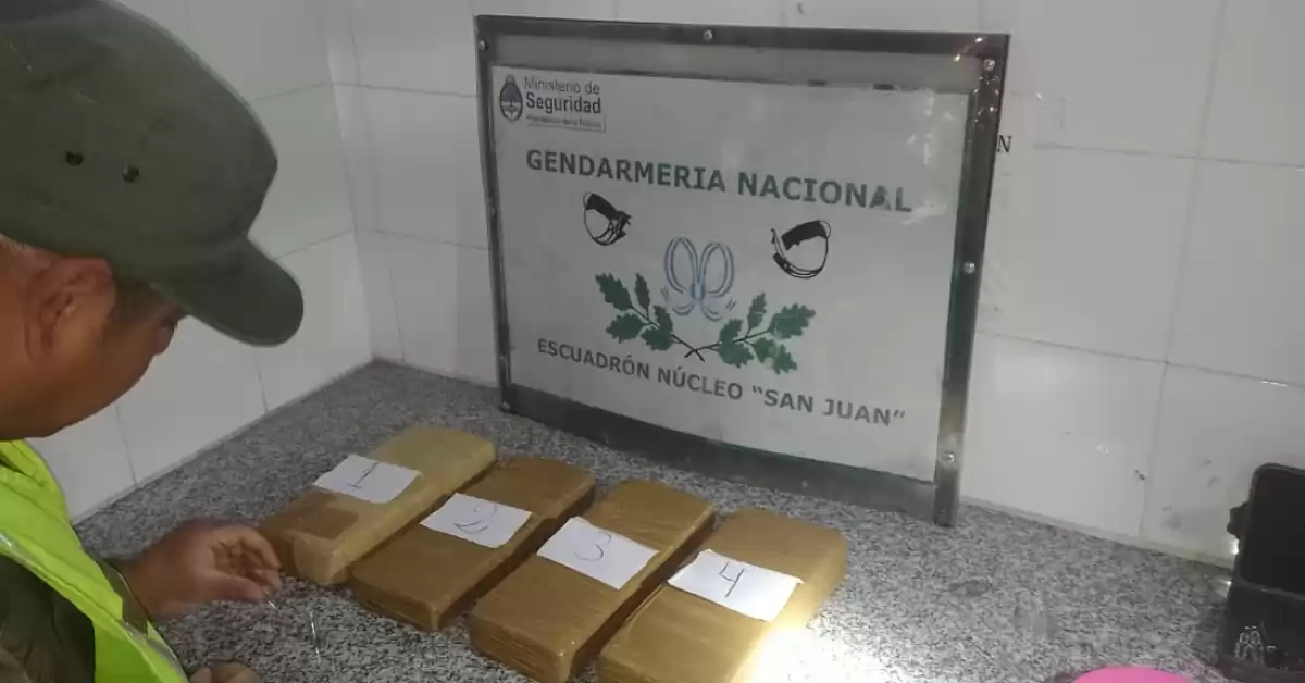 Viajaba en ómnibus con marihuana oculta en su mochila