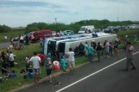 Una mujer murió y otras 22 personas resultaron heridas tras el vuelco de un micro en Chascomús