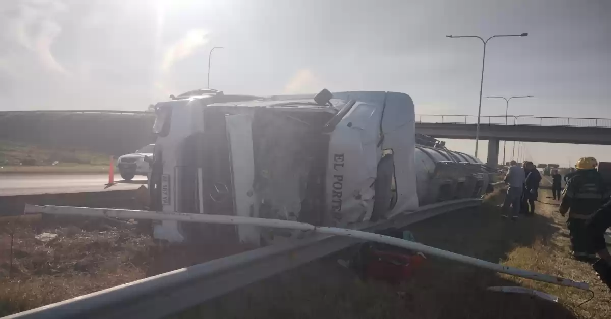 Realizarán un operativo para retirar el camión en la autopista Rosario – Santa Fe