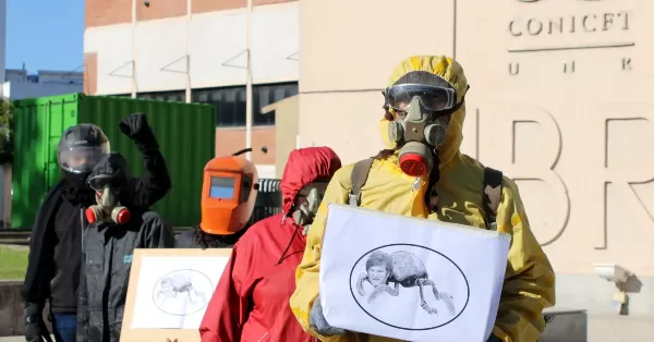 Investigadores de Rosario denuncian vaciamiento del sector científico: protestaron con intervención artística y olla popular