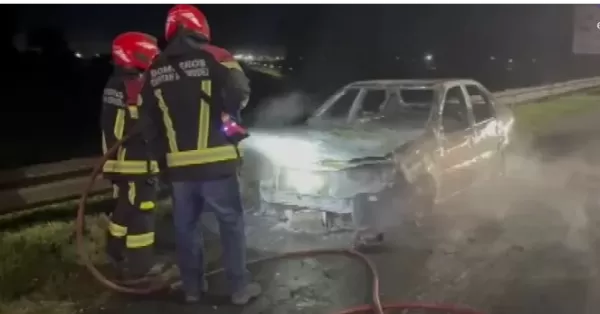 Un auto ardió en llamas en plena autopista a Santa Fe a la altura de Capitán Bermúdez