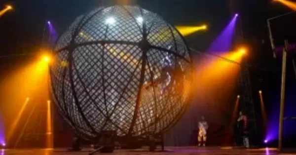 Circo Mundial: Un artista del Globo de la Muerte tuvo un accidente en escena y está fuera de peligro