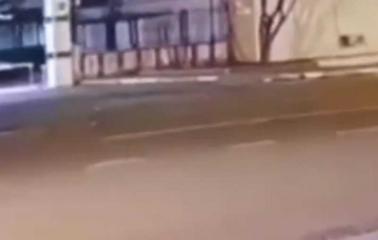 Un video muestra a un supuesto extraterrestre caminando por la calle