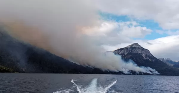 Un incendio afecta al Parque Nacional Nahuel Huapi, cerca de Bariloche