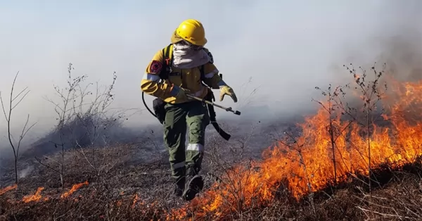 Extienden la emergencia ígnea en todo el país por la continuidad de incendios forestales