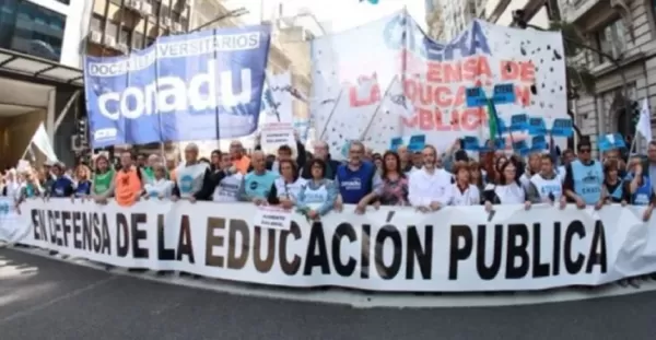 En medio del paro de docentes universitarios, el gobierno anunció un aumento salarial del 7,5 por ciento
