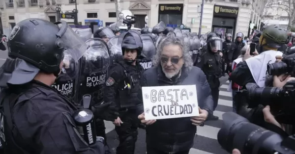 Otra vez: la Policía reprimió jubilados, trabajadores del Hospital Garrahan, periodistas y fotógrafos en la Plaza del Congreso