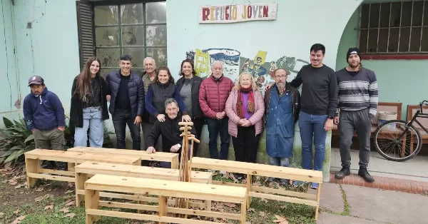 Jóvenes en recuperación donaron bancos y bastones de madera al Hospital Granaderos a Caballo de San Lorenzo