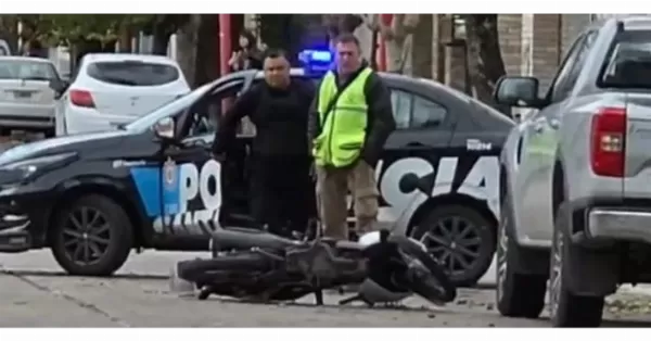 Un joven de 17 años de edad murió tras chocar con su moto a un camión estacionado