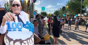 Un abuelo de Beltrán cumplió 100 años y lo festejó en la vereda de su casa