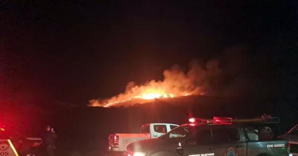 Bomberos y brigadistas trabajan para controlar el incendio forestal de Córdoba