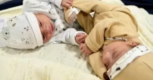 El Hospital Posadas realizó una cirugía de alta complejidad en un embarazo de gemelos