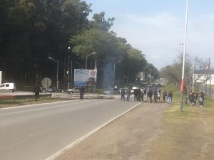 Bermúdez: tras 4 días sin luz cortaron la ruta y se manifestaron frente al municipio