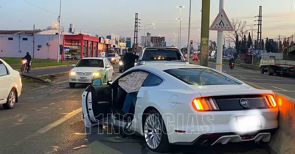 Despistó y chocó su Mustang en el intercambiador de San Lorenzo