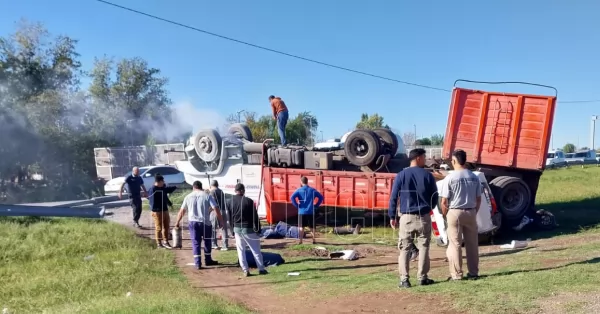 Corte total en Au Rosario Buenos Aires: volcó un camión y aplastó a un utilitario