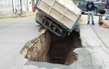 San Lorenzo: Se hundió otro camión en calle Catamarca