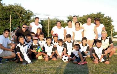Entregan equipos de fútbol a escuela de barrio Ombú