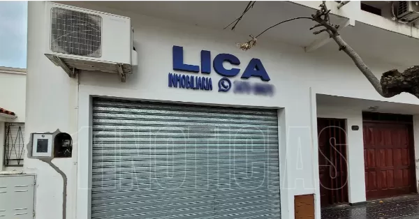 Violenta entradera en inmobiliaria de San Lorenzo: encañonaron a una familia y robaron dinero y armas