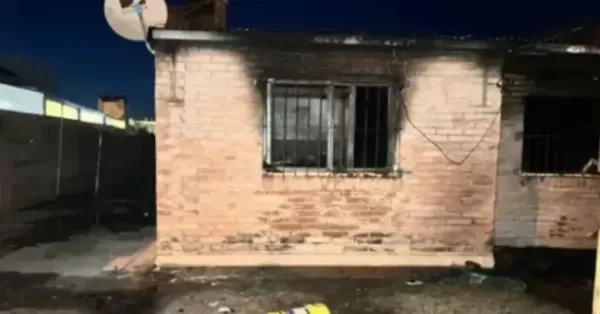 Tres niños murieron en un trágico incendio en su casa y hay un hombre grave