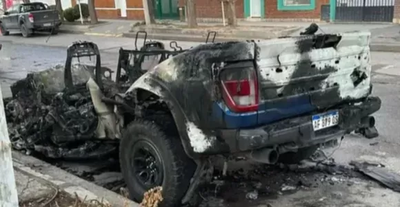 Incendiaron en General Roca una camioneta que perteneció a Marcos Rojo: el ataque quedó filmado