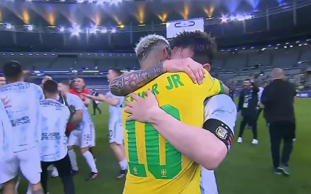 Emotivo abrazo de Messi a su amigo Neymar