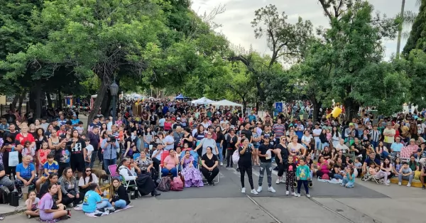 Puerto vivió a pleno la tradicional kermesse aniversario con Sol Barbeito y el show de Lo Lumvrise