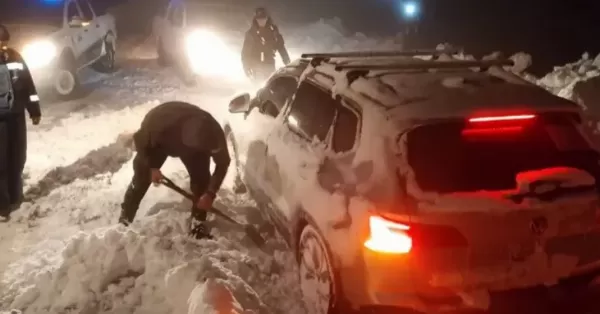 Neuquén: Rescatan a una familia varada en la ruta por una intensa nevada en alta montaña