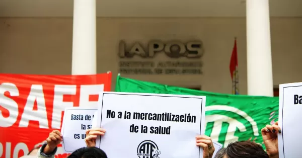Gremios estatales denuncian tarifazo en IAPOS y protestan contra la mercantilización de la salud