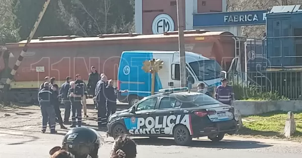 Un tren colisionó con un vehículo en Fábrica Militar de Fray Luis Beltrán  