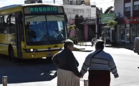 La historia detrás de la foto viral: las mellizas que caminan por San Lorenzo tomadas de la mano 