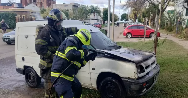 Se incendió un utilitario frente al Fonavi de barrio 1 de Julio en San Lorenzo