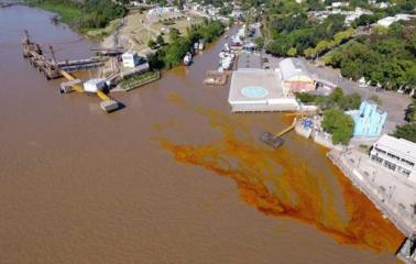 Se derramaron 800 litros de aceite en el río Paraná