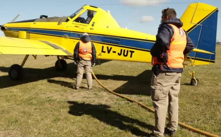 Un equipo de operaciones combate los focos de incendios frente a Villa Constitución